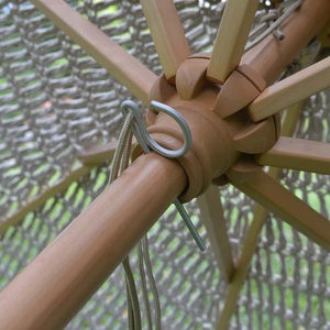 Parasol de plage bohème en macramé - 100% coton et mât en bois massif, idéal pour les hôtels côtiers de luxe et les salons extérieurs - Product Image 5