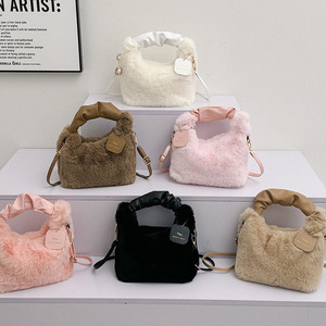 Sac à bandoulière décontracté pour femme avec breloque décorative, sac à main en fausse fourrure, mini sac à bandoulière pour fête, vente en gros - Product Image 1