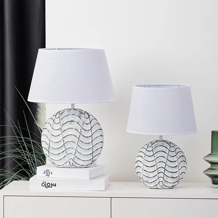 Stile europeo retro lampada da tavolo intagliato a mano di disegno bianco in ceramica lampada da tavolo per la camera da letto dell'hotel
