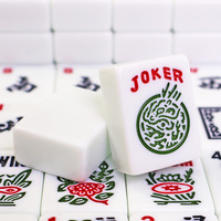 Jeu de Mahjong Classique de Luxe Moderne en Mélamine Blanche pour 4 Joueurs, Idéal pour le Divertissement à Domicile et les Voyages, avec des Tuiles Joker et Traditionnelles