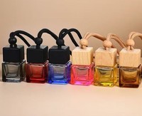 Diffuseur de parfum moderne et coloré pour voiture, flacon carré en verre, distributeur d'huiles essentielles de voyage avec couvercle en bois et cordon de suspension