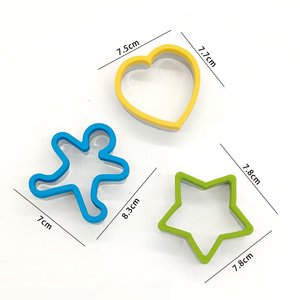 Tagliabiscotti a forma di cuore, stelle e omino di pan di zenzero dorati con bordo in silicone - Product Image 5