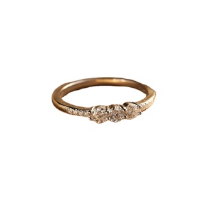 Bague en argent 925 plaqué or avec moissanite, bague de promesse simple pour femme, bijou de style diamant éthique, cadeau - Product Image 1