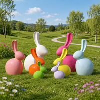 Sculpture de lapin mignon d'anime personnalisée, avec lunettes en forme de cœur, décoration interactive extérieure en fibre de verre écologique pour l'art public