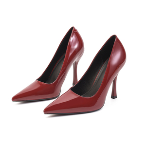 Escarpins élégants pour <span class=keywords><strong>femme</strong></span>, rouge bordeaux, en cuir verni, à bout pointu et talon aiguille, pour invitées de mariage et tenues habillées, grandes tailles disponibles, personnalisation OEM - Product Image 1