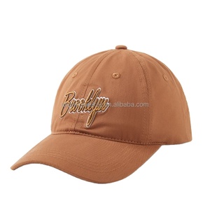 Chapeaux Fedora à large bord en gros avec assortiment de couleurs, plaque métallique personnalisée, étiquettes tissées, sangle en plastique, design de logo et patch en relief - Product Image 1