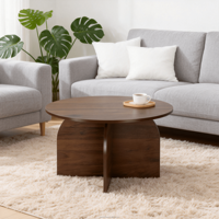 Table basse en bois durable avec plateau rond et base cintrée, ton bois brun foncé, design moderne, écologique, organique et minimaliste