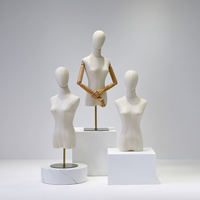 Maniquí de Mujer para Alta Costura, Torso Cubierto de Lino, con Base Dorada y Brazos de Madera, para Exhibición en Vitrinas