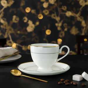 Ensemble de tasses à café et soucoupes en porcelaine fine avec garniture dorée de luxe personnalisable - Product Image 1