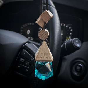 ขวดน้ำหอมปรับอากาศในรถยนต์ทรงสี่เหลี่ยม 8 มล. ฝาไม้ สำหรับน้ำมันหอมระเหยแบบมืออาชีพ ขวดเปล่าสำหรับแขวน กลิ่นหอมปรับอากาศในรถยนต์ - Product Image 4