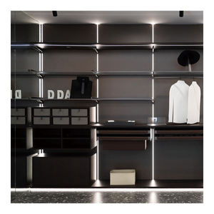 ZYTH Armoire murale sur mesure avec tiroirs à panneaux en bois, tringle de suspension en aluminium, dressing ouvert pour hôtel et villa - Product Image 1