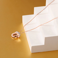 Collier double anneau Personnalité mode en acier inoxydable Collier avec chiffres romains Pendentif or rose en acier titane Collier pour femmes