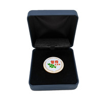 Boîte de présentation de médailles en cuir PU avec cadre métallique carré et logo personnalisé, charnière à ressort, estampage et sérigraphie pour entreprises
