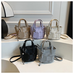 <span class=keywords><strong>Sac</strong></span> bandoulière tressé pour <span class=keywords><strong>femme</strong></span> avec rabat, sacs à bandoulière en cuir <span class=keywords><strong>de</strong></span> qualité avec chaîne épaisse, sacs messager pour <span class=keywords><strong>femme</strong></span>, <span class=keywords><strong>sac</strong></span> à main féminin 2025 - Product Image 4
