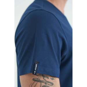 T-shirt basique pour homme Air Jones en coton indigo et élasthanne, col rond, manches courtes, coupe classique, confortable pour tous les jours - Product Image 4