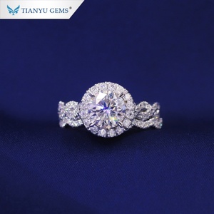 Tianyu Gems AU585/AU750 Anillo de bodas de oro blanco puro 7mm Corazón redondo y flecha Incoloro Moissanite Compromiso Mujer Anillo Conjunto - Product Image 4