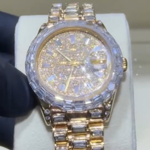 Reloj de lujo dorado con esfera de cristal de zafiro y detalles de diamantes, 40 mm, redondo, analógico, con moissanita, pasa la prueba del diamante. - Product Image 1