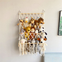 Hamac de rangement moderne en macramé pour animaux en peluche avec support en bois et filet de rangement suspendu style bohème pour chambre et salon
