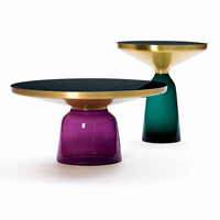 Table basse moderne de style nordique avec plateau en pierre frittée et base en verre pour salon