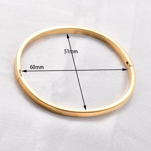 Bracelet manchette ouvert classique en acier inoxydable plaqué or 18 carats, lisse et simple, pour femme - Product Image 4
