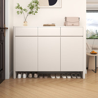 Armoire de rangement en bois massif à l'entrée du salon, une armoire d'entrée grande capacité pour usage domestique