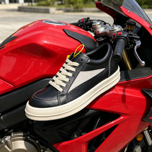 Sneakers basses de luxe en cuir véritable noir avec semelle blanche et logo personnalisé géométrique, chaussures plates pour la marche - Product Image 1