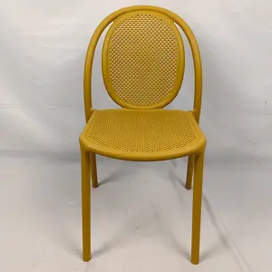 पॉलीप्रोपाइलीन फर्नीचर पीली पीपी कुर्सियाँ पोर्टेबल छत रेस्तरां आउटडोर डाइनिंग कुर्सियाँ बिना आर्मरेस्ट के प्लास्टिक की कुर्सी