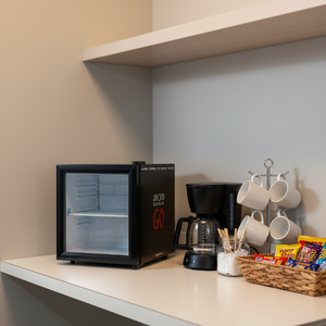 Réfrigérateur miniature à porte vitrée pour boissons Meisda SC52 52L, certifié ETL, à température unique, à poser sous le comptoir - Product Image 1