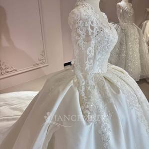 Robes de mariée exclusives en dentelle brodée satinée DW0190, col en V - Product Image 4