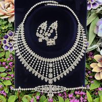 Ensemble de bijoux à pompons élégants, sensation haut de gamme, chaîne de clavicule en diamant d'eau, boucles d'oreilles simples et accessoires