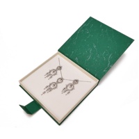 Boîte à bijoux magnétique en carton en papier en forme de livre vert avec logo personnalisé à la mode avec boîtes à bijoux en mousse blanche