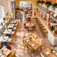Ensemble de mobilier de restaurant commercial sur mesure : banquettes, tables à manger en bois, chaises et tabourets de bar