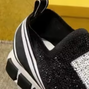 Vente directe d'usine de chaussures pour hommes de luxe à paillettes noires tendance avec semelle en caoutchouc épaisse pour la marche estivale. - Product Image 1