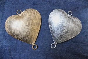 Suministro al por Mayor de Decoraciones Metálicas Clásicas en Forma de Corazón en Oro y Plata para la Fabricación de Joyería y Accesorios de Manualidades Disponibles a Buen Precio - Product Image 4