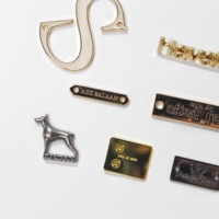 Étiquettes métalliques découpées au laser personnalisées et écologiques, étiquettes de marque en alliage de zinc pour vêtements, plaques nominatives gravées en émail pour sacs à main et chaussures