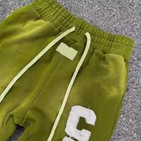 Pantalon de survêtement vintage coupe droite en molleton bouclette vieilli avec patch brodé effet délavé et logo personnalisé EIDEO pour homme