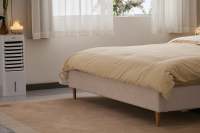 Lit rembourré incurvé de style vintage moderne italien avec cadre en bois pour chambre à coucher