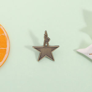 Hamilton Gold Star Logo Emaille-Anstecknadel Retro Vintage Musical Theater Metall-Brosche Rucksack Revers-Abzeichen Schmuck Großhandel - Product Image 2