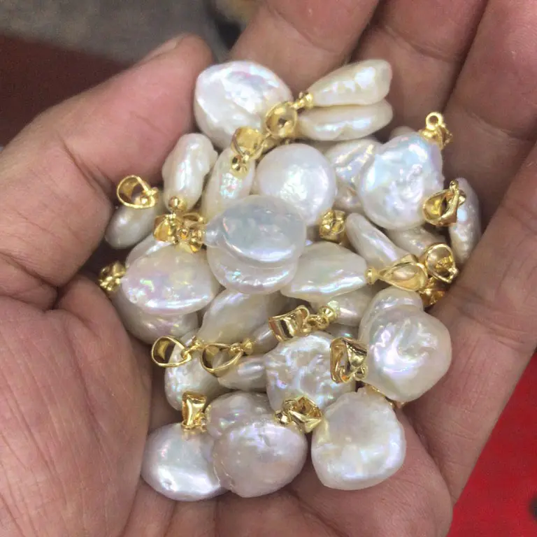 Colgante de perla natural de agua dulce Madre de perla Chapado en oro No Pave CZ Collares colgantes barrocos