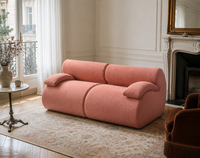 Canapé 2 places en chenille rose poudré, ergonomique segmenté, avec accoudoirs larges et rembourrés, design tubulaire courbé et élégant, imperméable et compressé