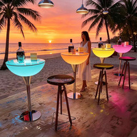 LED-Batteriebetriebenes Bodenmontiertes Bar-Tisch-Hocker-Set RGB Farbwechsel Wasserdichte PE-Möbel Leuchtender Cocktailtisch für Draußen