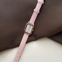 Cette montre carrée simple de style coréen est dotée d'un bracelet en cuir féminin, petit et exquis. C'est un étudiant de niche avec un...