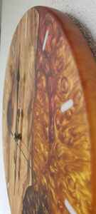 Horloge murale décorative en résine et en bois, faite à la main, durable, de haute qualité, élégante et fonctionnelle, parfaite pour le salon, la chambre à coucher - Product Image 4