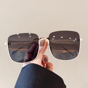 Gafas de Sol Cuadradas Unisex Qianai, Montura Color Té Oceánico, Lentes de PC Doradas, Protección UV400 Tipo 3, Modelo G2-77492 - Product Image 1