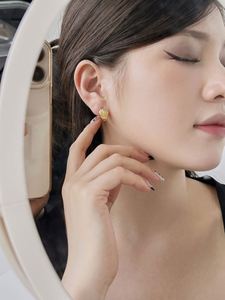 Boucles d'oreilles clipsables en forme de coquille marine, style minimaliste élégant, argent sterling 925, rhodié, plaqué or 18 carats, pour filles et femmes, Dylam TIny - Product Image 5