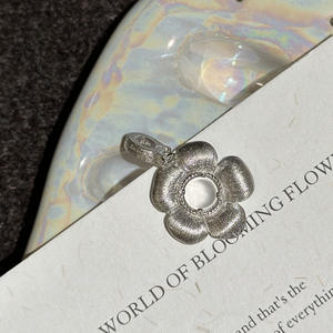 จี้หยกโฟมน้ำแข็งเงินแท้ S925 ดีไซน์เฉพาะตัว เรียบง่าย ทันสมัย สไตล์วินเทจ ลายดอกไม้เล็กขัดเงา - Product Image 5