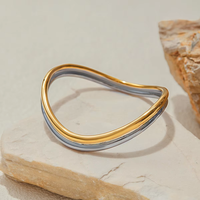 Bracelet double couche ondulé minimaliste moderne N&S pour femme, en acier inoxydable plaqué or 18 carats, bicolore, tendance