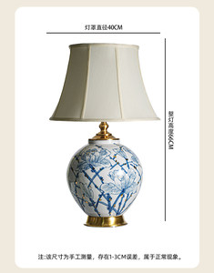 <span class=keywords><strong>Lampada</strong></span> da Tavolo in Ceramica Stile Chinoiserie Blu e Bianco con Accenti Dorati, Paralume in Tessuto, <span class=keywords><strong>Lampada</strong></span> Decorativa per Camera da Letto, Soggiorno, Ingresso, Comodino - Product Image 2