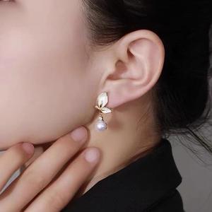 Nouvelles boucles d'oreilles en <span class=keywords><strong>perles</strong></span> d'eau douce avec aiguille en argent S925 pour femmes avec pendentif en zircon en forme de papillon en laiton pour les fêtes - Product Image 3