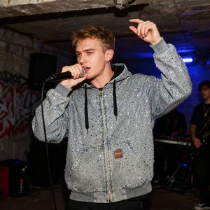 Herstellerdesigner Punk Baumwolle Übergroßer Reißverschluss-Hoodie mit Diamant-Strasssteinen Streetwear Vintage Herren Jeans-Denim-Jacke - Product Image 3